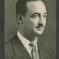 Fotografía con dedicatoria a las hermanas Izcue