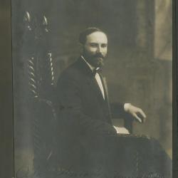 Fotografía con dedicatoria de Agustín Arias a Elena Izcue