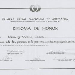Fotocopia del diploma otorgado a Elena y Victoria Izcue por la Primera Bienal de Artesanía