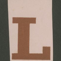 Sobre pequeño con veintitrés recortes de letras