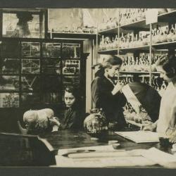 Discípulas de Elena y Victoria Izcue, trabajando en el taller de artes decorativas del Museo Larco Herrera