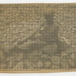 Fotografía de hombre sentado sobre piedras