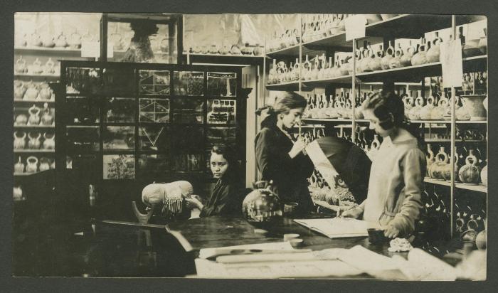 Discípulas de Elena y Victoria Izcue, trabajando en el taller de artes decorativas del Museo Larco Herrera