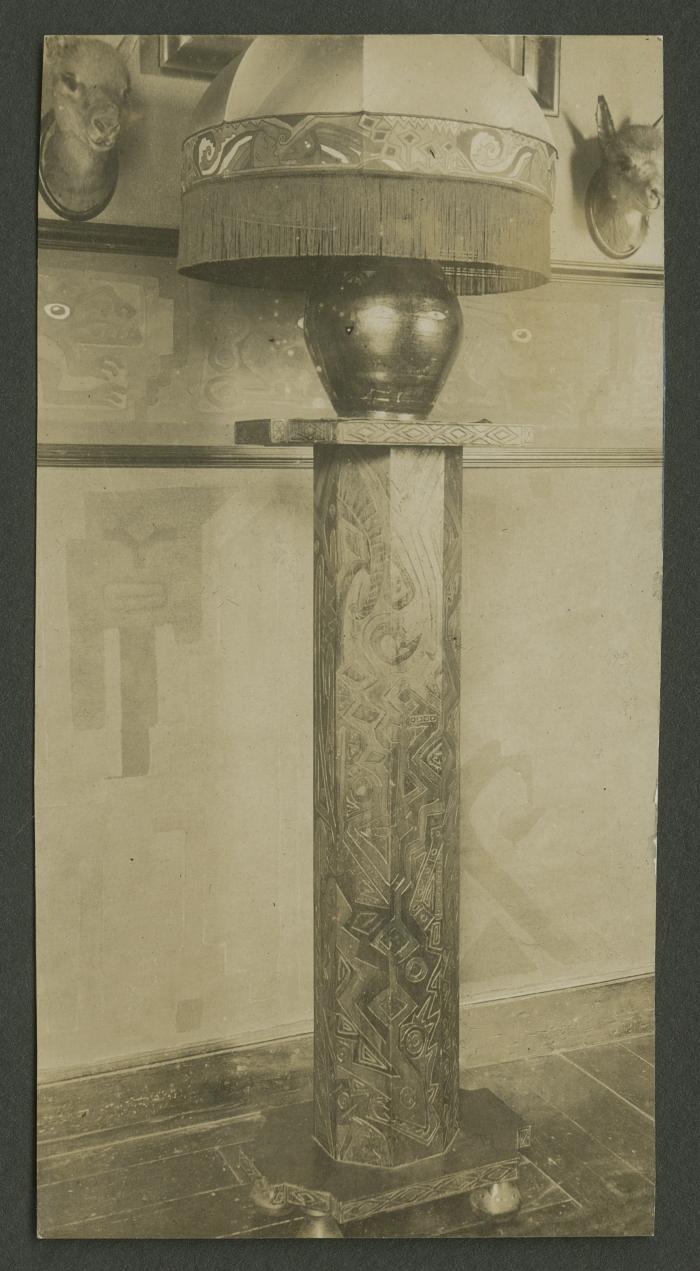 Pedestal con lámpara de la casa de las hermanas Izcue