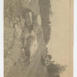 Fotografía de cúmulo de piedras al lado de la carretera