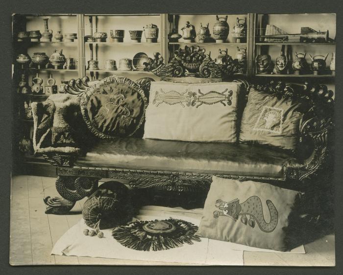 Muestrario de cojines producidos en el taller de artes decorativas del Museo Larco Herrera