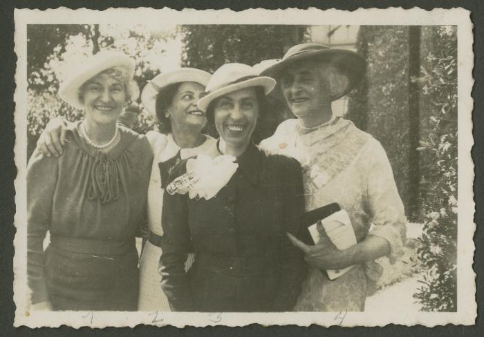 Elena y Victoria con damas