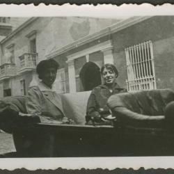 Victoria de paseo en coche