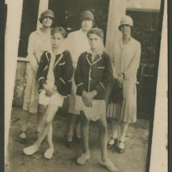 Elena y Victoria Izcue junto a María Olavegoya e hijos