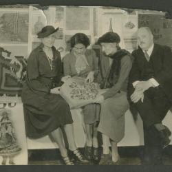 Victoria Izcue explicando exposición a Anne Morgan, Malvina Hoffman y Philip Ainsworth Means