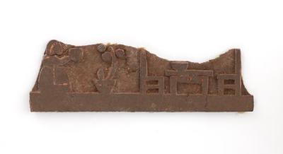 Mujer en comedor regando planta