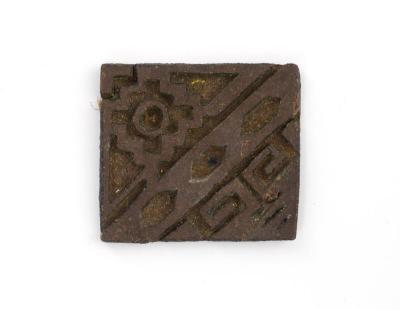 Diseño con volutas y formas geométricas