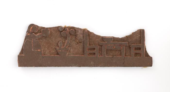 Mujer en comedor regando planta