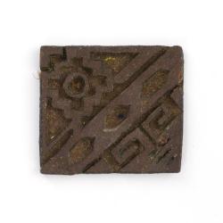 Diseño con volutas y formas geométricas