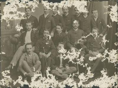 Carlos Baca-Flor con un grupo de intelectuales y artistas de su generación