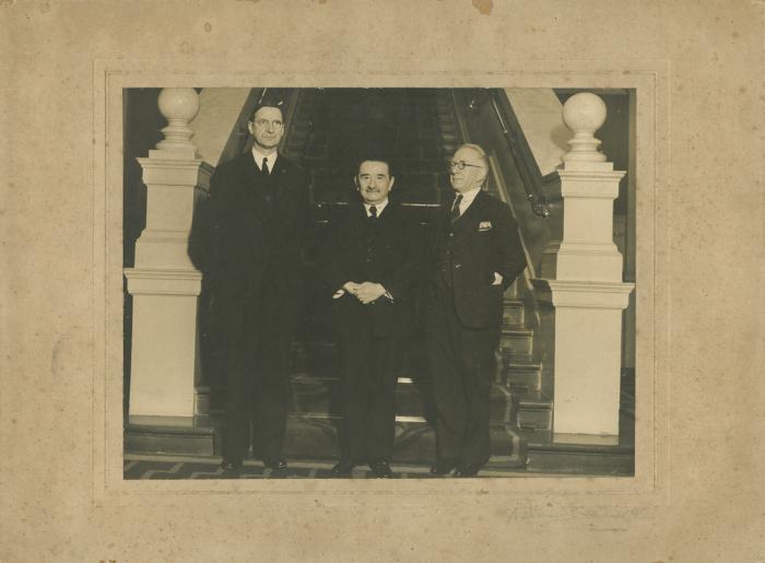 Carlos Baca-Flor con Éamon de Valera y Seán Tomás Ó Ceallaigh