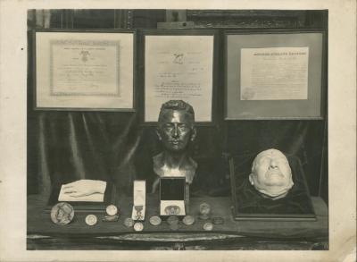 Busto, mascarilla mortuoria, calco de mano, medallas y diplomas de Carlos Baca-Flor