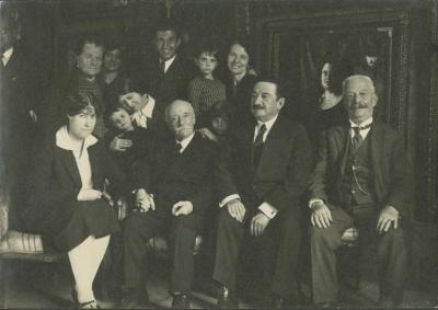Carlos Baca-Flor y grupo de familia