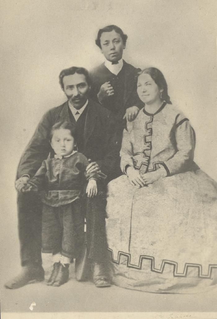 Esposos Baca-Flor Falcón con su hijo Carlos y Ventura Baca-Flor