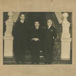Carlos Baca-Flor con Éamon de Valera y Seán Tomás Ó Ceallaigh