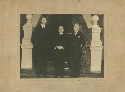 Carlos Baca-Flor con Éamon de Valera y Seán Tomás Ó Ceallaigh