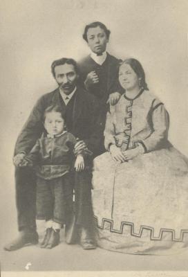 Esposos Baca-Flor Falcón con su hijo Carlos y Ventura Baca-Flor