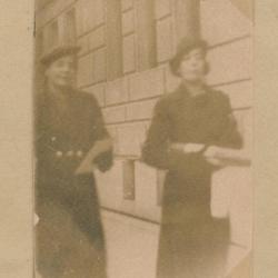 Elena y Victoria Izcue