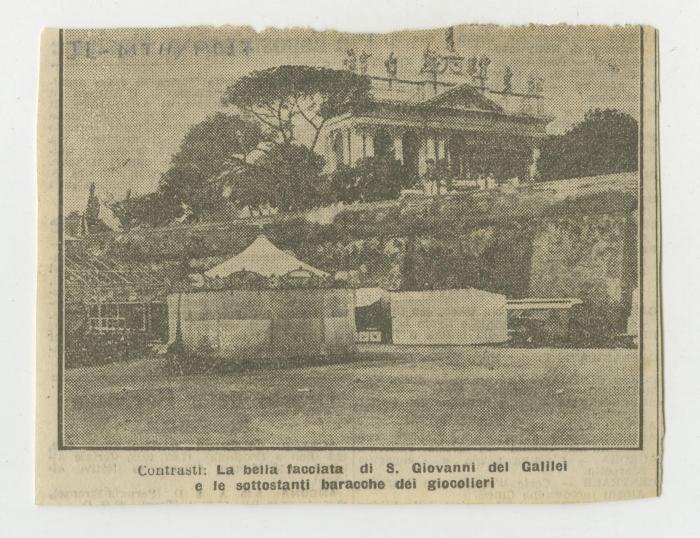 "Contrasti: La bella facciata di S. Giovanni del Galilei e le sottostanti baracche dei giocolieri"