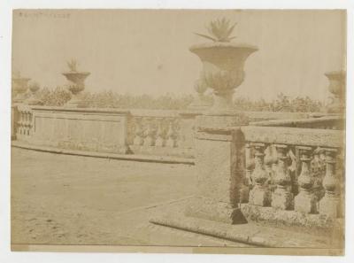 Balaustrada decorada con cráteras